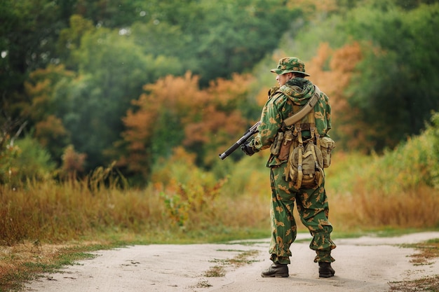 Zdjęcie rosyjski żołnierz na polu bitwy z karabinem