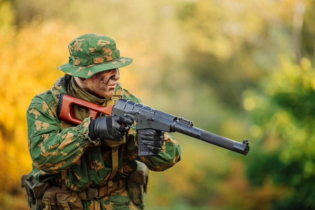 Rosyjski żołnierz na polu bitwy z karabinem