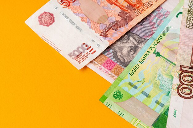 Rosyjskich Rubli Banknoty I Ukraiński Hrywien Na żółtym Tle Z Bliska