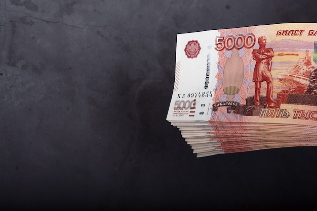 Rosyjskie Banknoty Pięć Tysięcy Rubli, Pakiet Wisi Na Szarym Tle