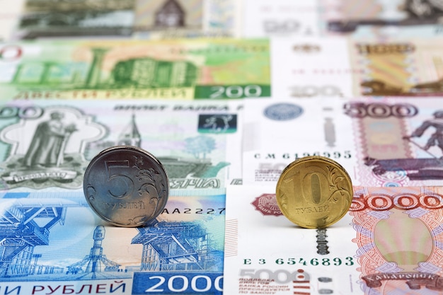 Rosyjskie monety. rubel na tle pieniędzy