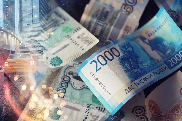 Rosyjskie pieniądze Różne nominały rachunków Koncepcja finansów Miasto podwójnej ekspozycji