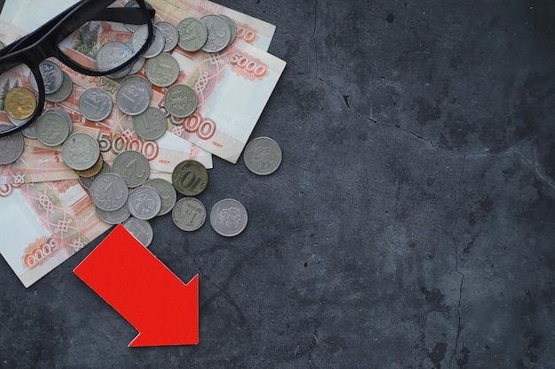 Rosyjskie pieniądze z napisem „rubel”. Kryzys ekonomiczny. Upadek waluty krajowej. Zmienność. Spadek pary rubla do dolara.