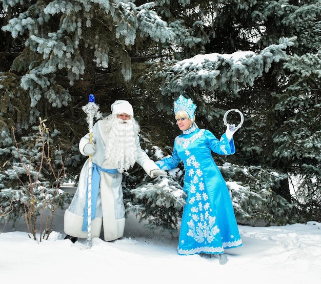 Rosyjskie postacie świąteczne Ded Moroz (Ojciec Mróz) i Snegurochka (Snow Maiden) na zewnątrz