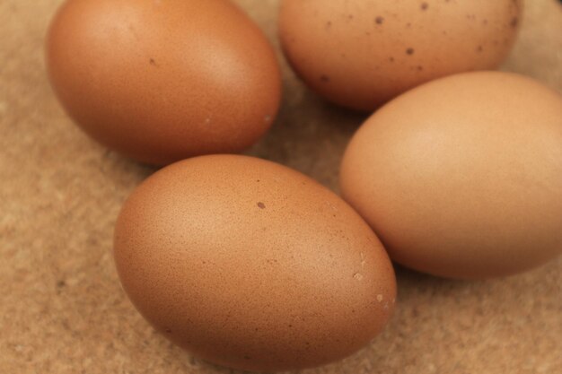 Rotacja jaj kurczaka świeże surowe jaja kurczaka czarne tło