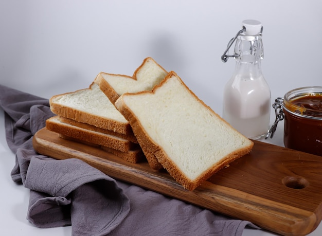 Roti Tawar lub shokupan krojony chleb tostowy biały na śniadanie na białym tle