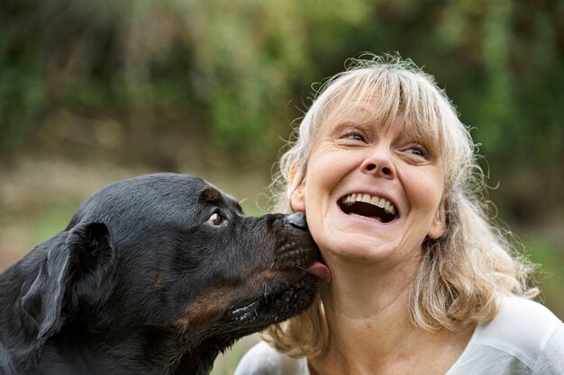 Rottweiler Czystej Krwi I Kobieta W Przyrodzie Jesienią