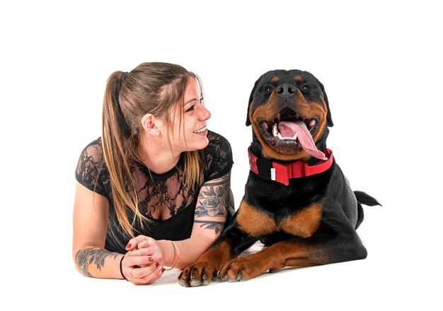 Rottweiler i kobieta w studiu