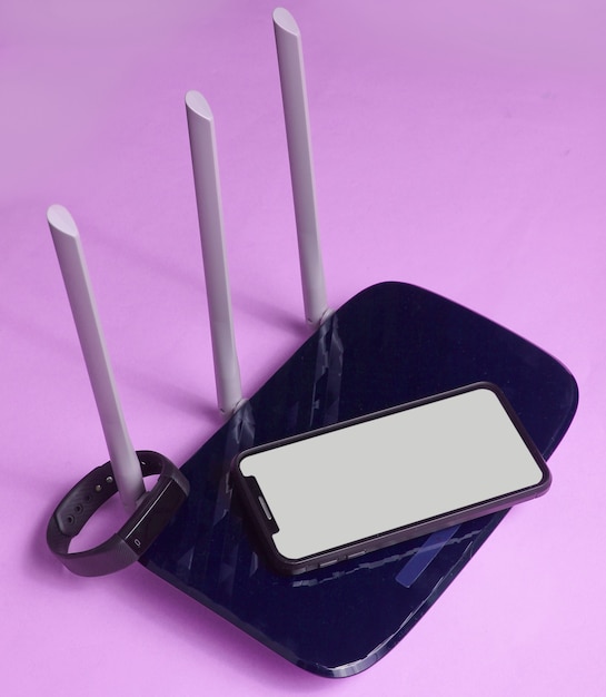 Router Wi-fi, Smartfon, Tracker Fitness Na Fioletowym Tle