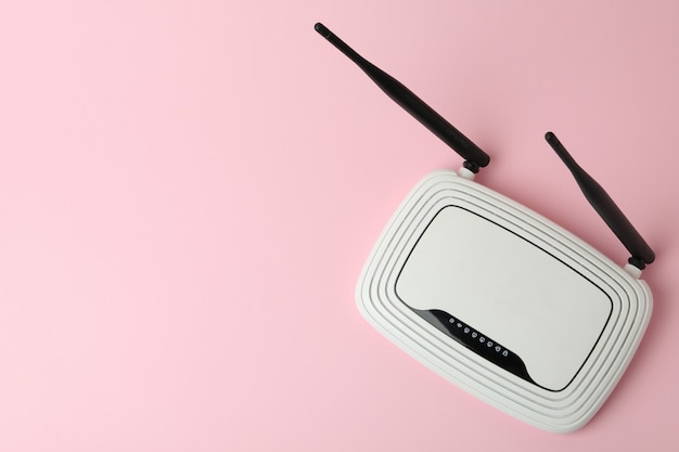 Router Wi-Fi z antenami zewnętrznymi na różowym tle