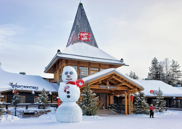 Rovaniemi, Finlandia - 5 marca 2017: Kobieta w biurze Świętego Mikołaja w Santa Village z choinkami w Laponii, Finlandii, Skandynawii, na kole podbiegunowym w zimie.