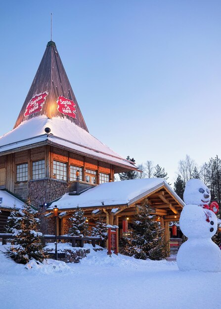 Rovaniemi, Finlandia - 5 marca 2017: Santa Claus Office w Santa Village z choinki w fińskiej Laponii, Skandynawii, na kole podbiegunowym w zimie. O zmierzchu