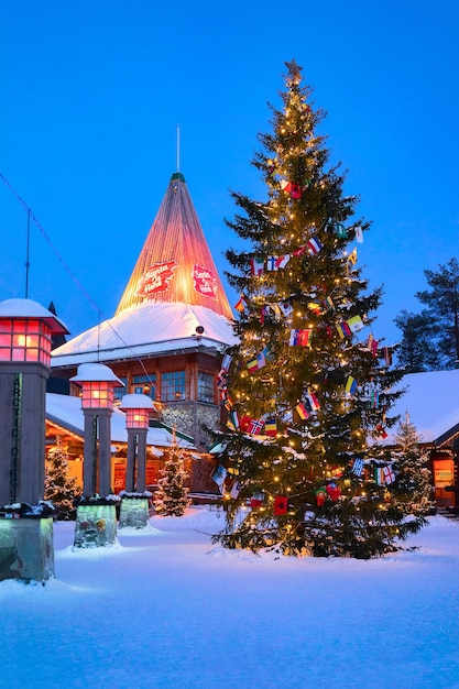 Rovaniemi, Finlandia - 6 marca 2017: Lampy uliczne koło podbiegunowe w Santa Office w wiosce Świętego Mikołaja, Rovaniemi, Laponia, Finlandia, w zimie. Późnym wieczorem. Na wolnym powietrzu