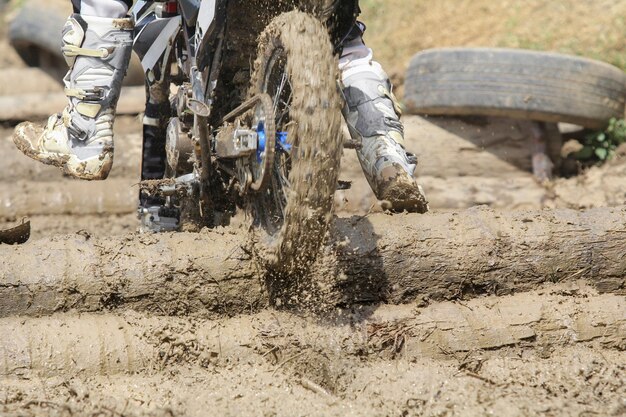 Rower enduro w dzienniku przeszkód na torze