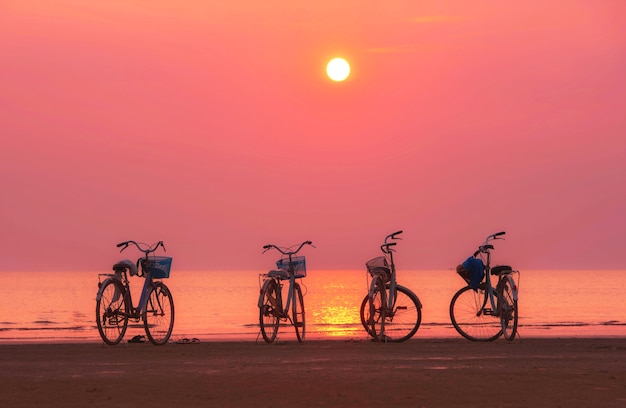 Rower Jest Na Plaży, A Wieczorne światło Nieba