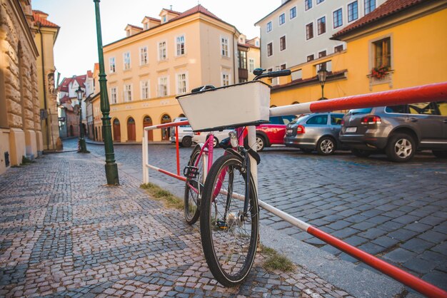 Rower miejski zaparkowany na przydrożnym transporcie ekologicznym