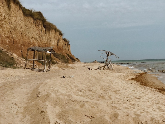 Zdjęcie rower na plaży na tle nieba