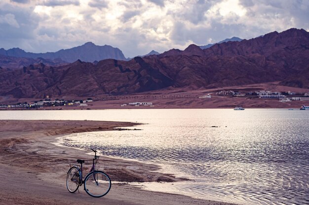 Rower na plaży o zachodzie słońca, Dahab, Egipt