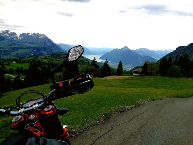 Zdjęcie rower na polu przeciwko łańcuchowi górskiemu