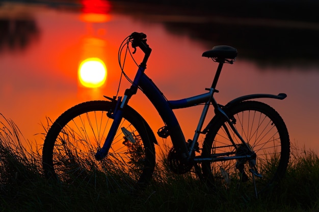 Rower na tle zachodu słońca.