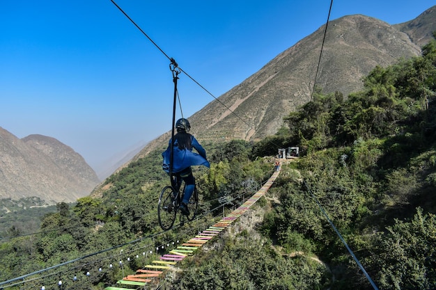 ROWER POWIETRZNY I EXTREME Kobieta Skybike na rowerze zawieszonym i zabezpieczonym stalową liną