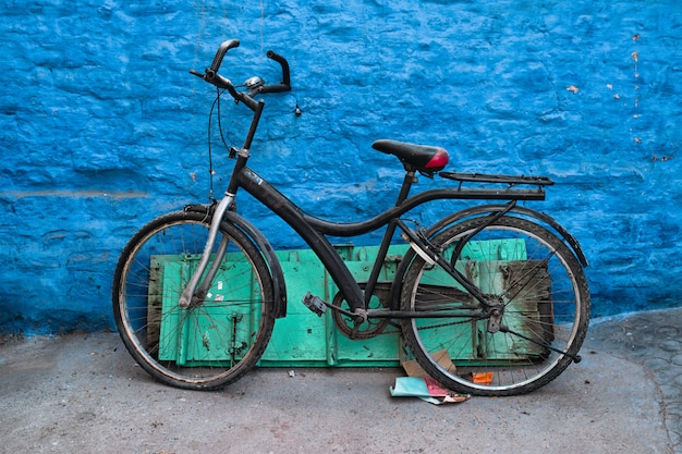 Rower przez niebieski dom na ulicach Jodhpur