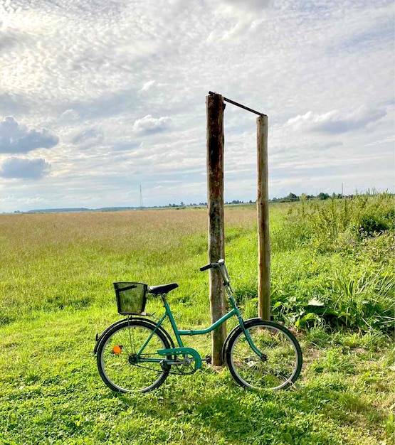 Rower stoi na tle pięknej przyrody - pole niebo trawa chmury. Ekoturystyka, rekreacja