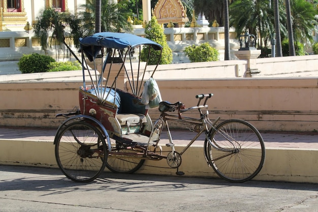 Rower zaparkowany na ulicy w mieście