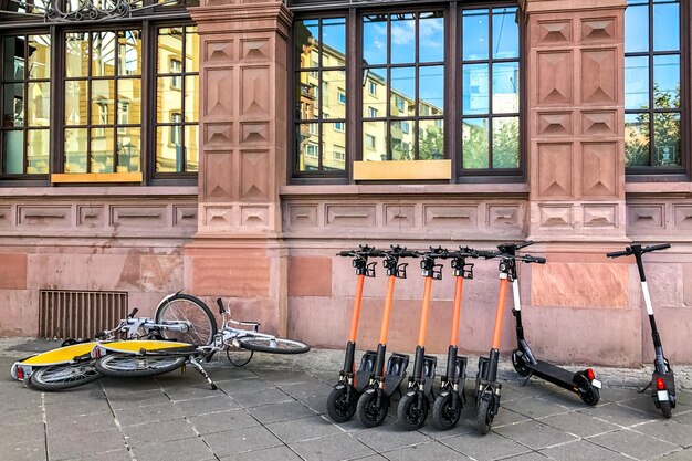 Zdjęcie rower zaparkowany przed budynkiem