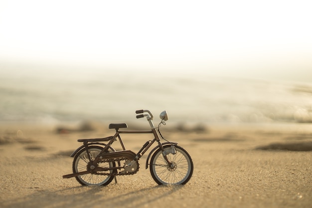 Rowerowa transport zabawka na piaska morza plaży w wieczór zmierzchu niebie