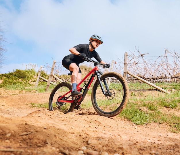 Rowerowa wiejska droga fitness i kobieta na rowerze z prędkością do wyścigu sportowego na ścieżce rowerowej Przygodowe ćwiczenia rowerzystów i szybki sportowiec trenujący w przyrodzie na ścieżce cardio i treningu