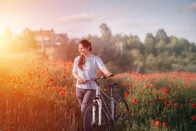 Rowerowa wyprawa do lasu Wyprawa na wycieczkę rowerową Podróż podróżnika z torbami rowerowymi Stylowa sportowa odzież rowerowa bikepacking