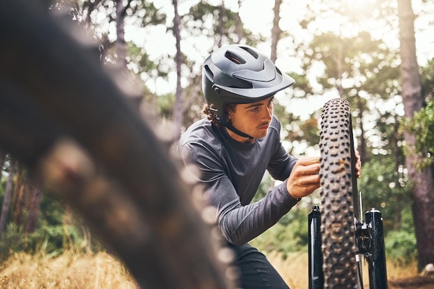 Rowerowy szlak przygodowy i naprawa rowerów naprawa koła w lesie Natura kolarstwo górskie i cyklista konserwacja rowerów na świeżym powietrzu w Australii Jazda na rowerze polną ścieżką i przystanek dla rowerzystów na zmianę opon