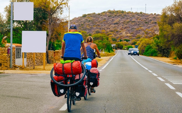 Rowery na drodze w Costa Smeralda na Sardynii we Włoszech w lecie. Rowerzyści jeżdżący skuterami na autostradzie Europy. Zobacz jazda na rowerach na autostradzie. prowincja Olbia. Różne środki przekazu.