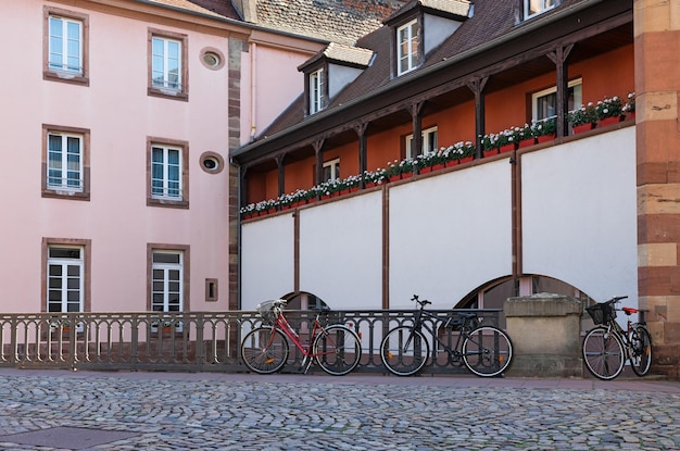 Rowery zaparkowane na ulicy w Strasburgu