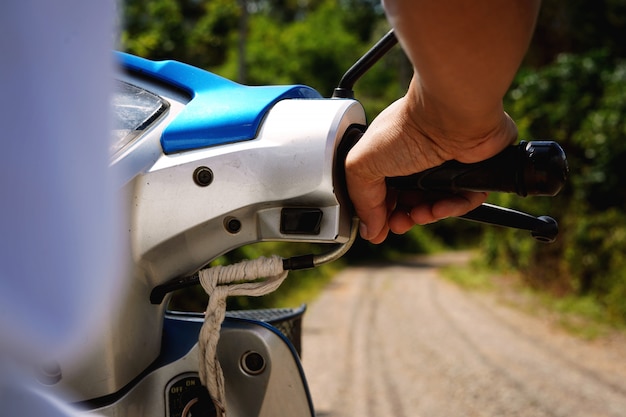 Rowerzyści jadący motocyklem w podróż w podróż