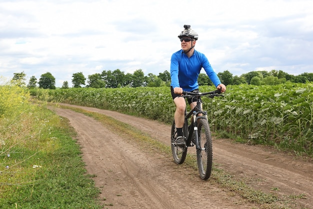 Rowerzyści Jeżdżą Po Polnym Szlaku