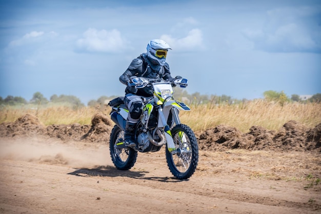 Rowerzysta Enduro jeżdżący na torze motocrossowym