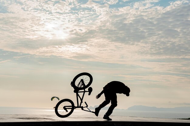 Zdjęcie rowerzysta freestyle ćwiczący bmx na ulicy.