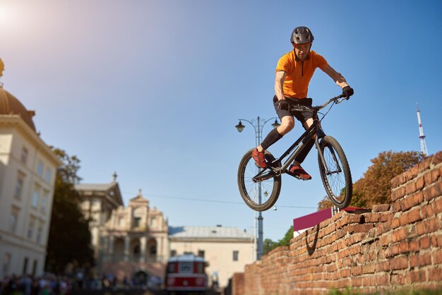 Rowerzysta Freestyle Skaczący Po Ceglanej ścianie