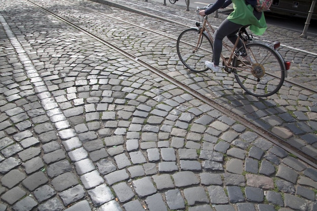 Rowerzysta jadący wzdłuż torów kolejowych, Frankfurt, Niemcy