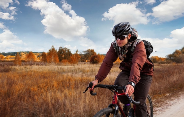 Rowerzysta Jeździ Na Rowerze Szutrowym Po Szlaku W Terenie Mężczyzna W Kasku I Okularach Na Rowerze Na świeżym Powietrzu