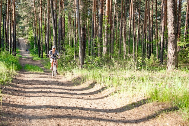 Rowerzysta na leśnej drodze