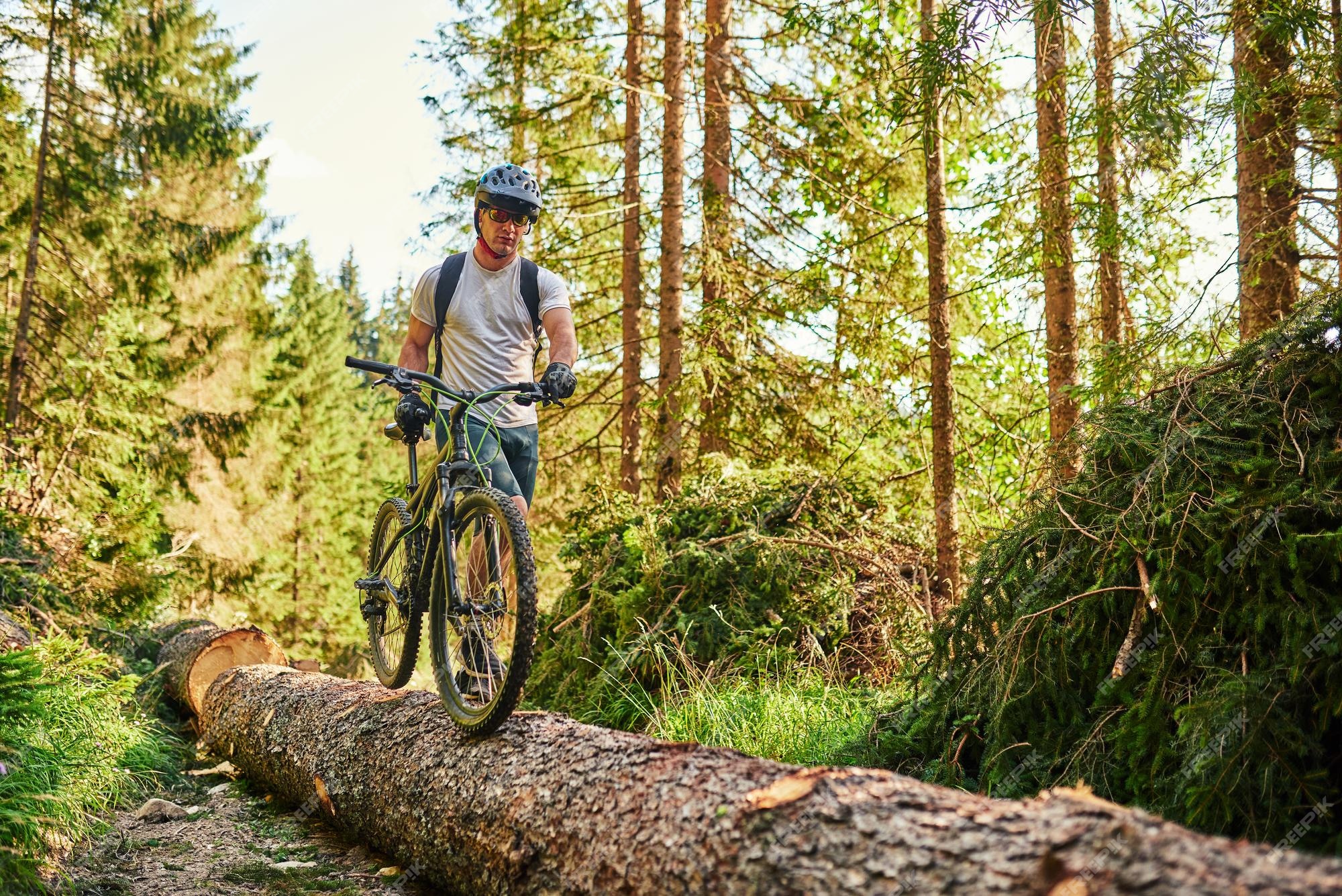 Rowerzysta Jedzie Po Torze W Kształcie Okręgu O Długości 500m Rowerzysta na rowerze na szlaku w lesie Człowiek na rowerze po torze