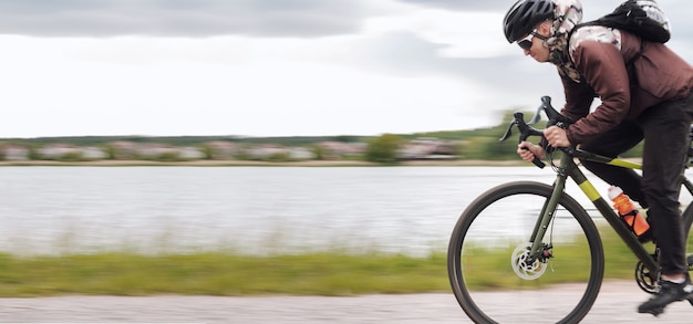 Rowerzysta Na Rowerze Szutrowym. Efekt Rozmycia Ruchu. Koncepcja Sportowego I Aktywnego Stylu życia.