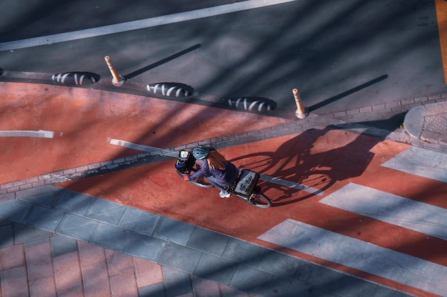 rowerzysta na ulicy, środek transportu rowerowego w mieście Bilbao