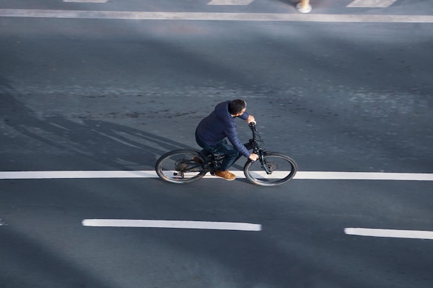 rowerzysta na ulicy, środek transportu w mieście, bilbao, hiszpania