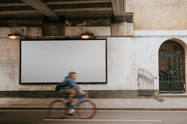 Rowerzysta Przejeżdża Obok Billboardu Z Designerską Przestrzenią Na Ulicy Londynu