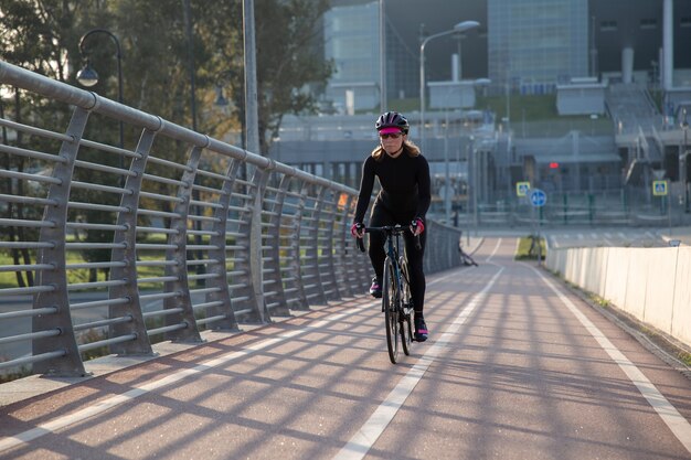 Rowerzystka sportsmenka przejeżdża przez most