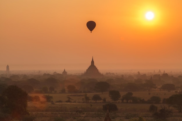 Równina Bagan o zachodzie słońca Myanmar